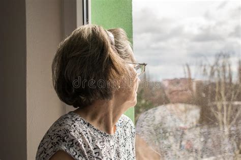Triste Anciana Solitaria Mira Al Lado De La Ventana Sola Deprimida