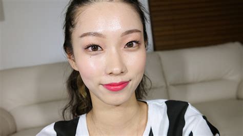 This Korean Makeup Vlogger Shows You How To Achieve The Perfect Dewy