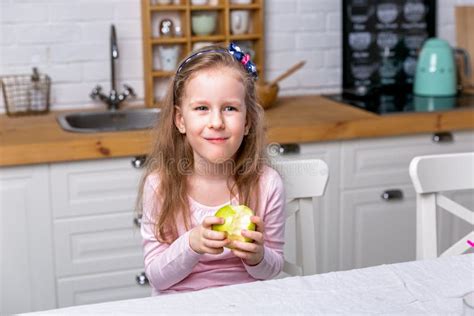 La Petite Fille Heureuse Prennent Le Petit D Jeuner Dans Une Cuisine