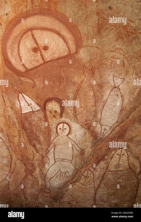 wandjina pinturas rupestres aborígenes en una cueva en raft point australia occidental
