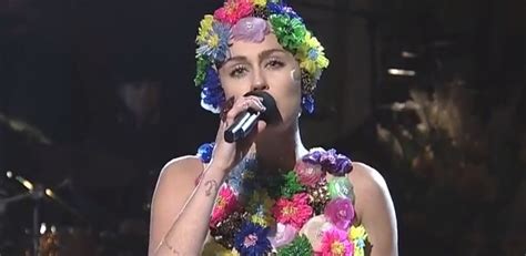 Miley Cyrus Sings About Summer Scandals In ‘snl 2015 Monologue Video Watch Now Miley Cyrus