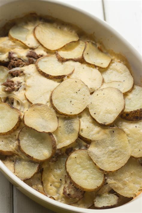 It's loaded with cheese and shredded potatoes, seasoned to perfection and topped with buttery breadcrumbs. Hamburger Potato Casserole | RecipeLion.com