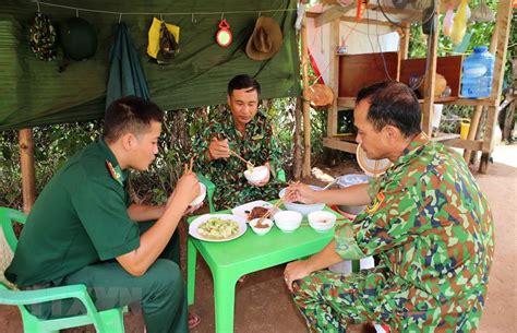 Phòng, chống dịch viêm phổi do virus ncov. Hình ảnh người lính biên phòng nơi tuyến đầu chống dịch ...