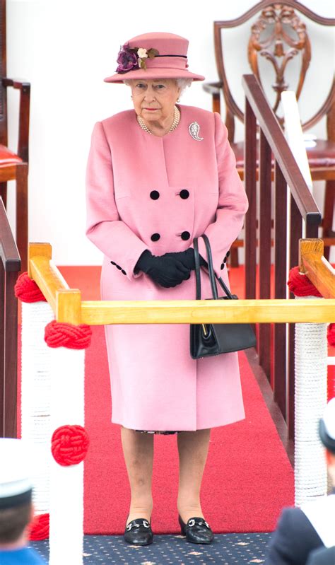 Gloria Kraljica Elizabeta Ii Vratila Se Barbie Boji I Omiljenim Cipelama