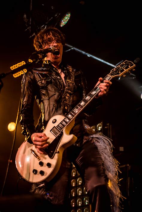 The Darkness At Catalyst Club 4816 Show Review The Rock And Roll