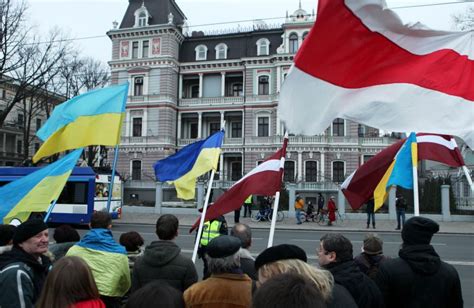 latvia s ex president criticizes the world s reaction to russia s aggression against ukraine