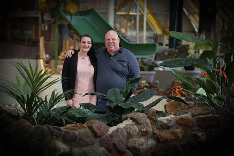 Daar denken peter gillis en zijn dertig jaar jongere vriendin nicol toch anders over. De familie achter het Parelstrand en Hengelhoef ...