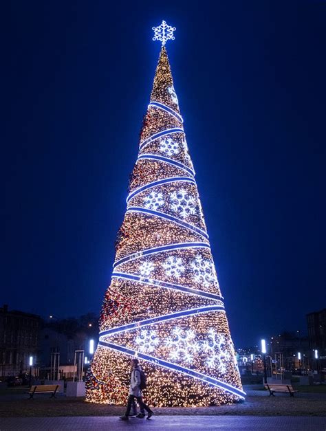 Adal Standard Giant Christmas Tree