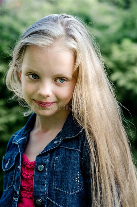 Portret Piękna Blondynki Mała Dziewczynka Z Galonowym Włosy Zdjęcie