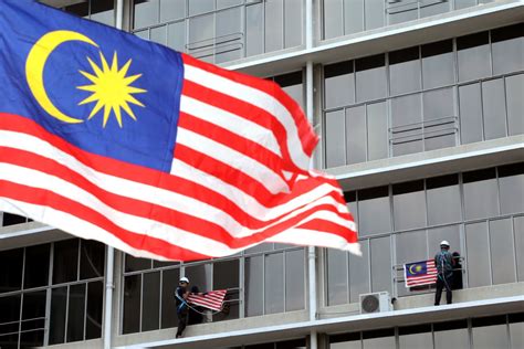 41 700 000 people flag of malaysia in april 2020 2021. Malaysia's population estimates at 32.7 mil in 2020 ...