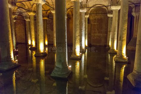 Cisterna Subterráneo De La Basílica Estambul Turquía Foto de archivo Imagen de dorado