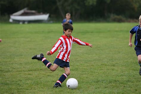 واختلاف الأهداف من حيث اجتماعها أو انفرادها يميز الرياضات، بالإضافة إلى ما يضيفه اللاعبون أو. رياضة كرة القدم football sport | المرسال