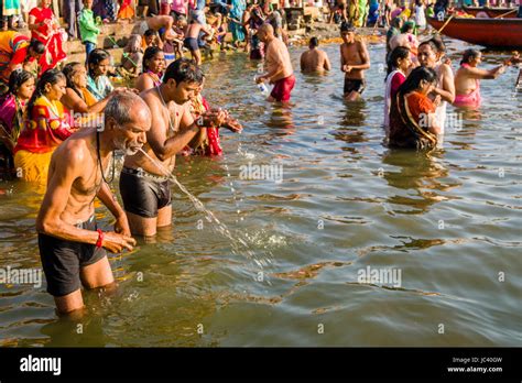 Pilger Sind Unter Bad In Den Heiligen Fluss Ganges Dashashwamedh Ghat Main Ghat In Der