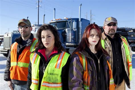 In australia it aired on austar the first season sent three veteran ice road truckers, and one new trucker from alabama, to india to deal with treacherously steep, narrow, and. Ice Road Truckers - Die komplette Staffel 5 - DVD (USA ...