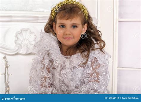 白色公主裙子的黑发少女 库存照片 图片 包括有 时兴 背包 童年 快活 礼服 孩子 高雅 164562112