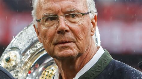 He holds the title of honorary captain of both germany and bayern munich. Franz Beckenbauer: Atteste für massiv verschlechterten ...