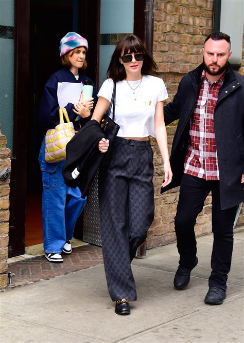 Dakota Johnson Beweist Dieses Basic Lässt Sich Im Frühling Zu Jedem Look Stylen Shoppe Es Bei