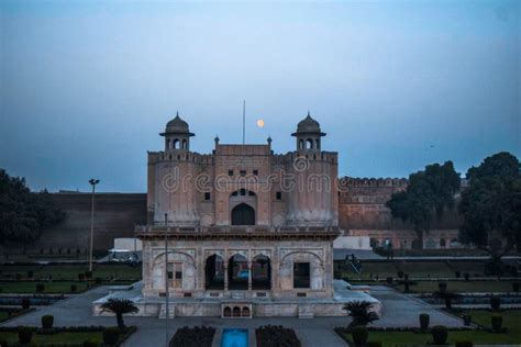 Lahore Fort Mit Iqbal Tomb Stockbild Bild Von Perspektive 115922055