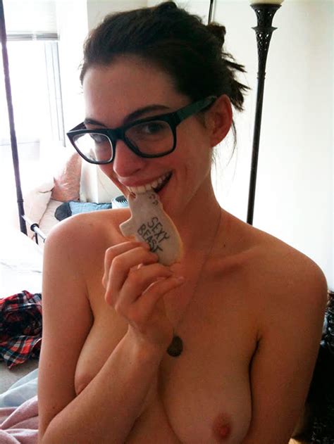 Anne Hathaway Pelada Atriz Famosa Tem Fotos Intimas Vazadas Na Internet N O Conto