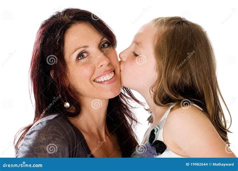 Tochter Die Mamma Einen Kuss Gibt Stockfoto Bild Von Lächeln