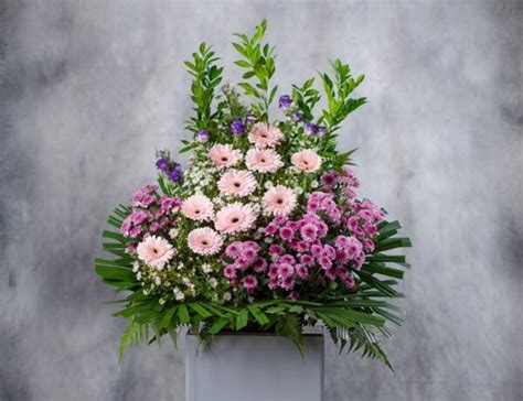 Find flowers to send for a death on theanswerhub.com. What To Consider When Looking For A Condolence Wreath ...