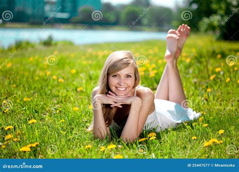 Mooie Glimlachende Vrouw Die Op Het Gras Ligt Stock Afbeelding Image Of Vrij Leuk 25447577