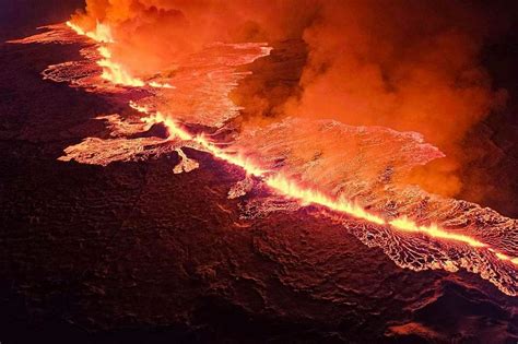 Vulkanausbruch In Island Drohnen Aufnahmen Zeigen Risse Im Boden Und Lava