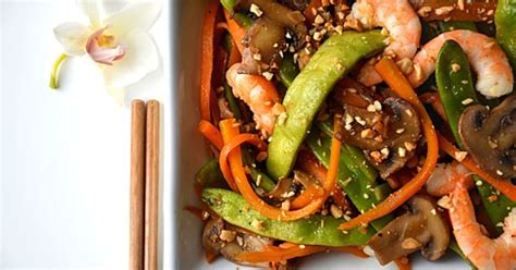 Wok de légumes croquants cacahuètes et crevettes à lasiatique