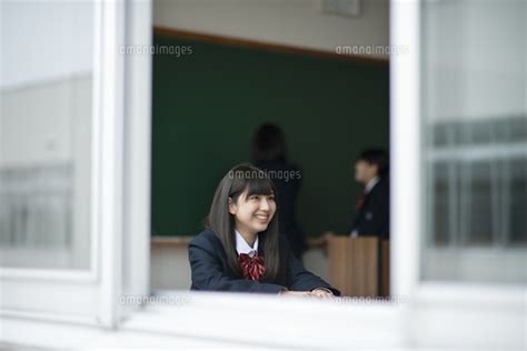 教室で微笑む女子学生 11017024877 の写真素材・イラスト素材｜アマナイメージズ