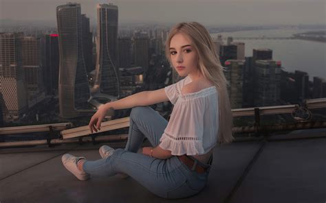Women Blonde Sitting On Roof Tops 4k Hd Girls 4k Wallpapers Images