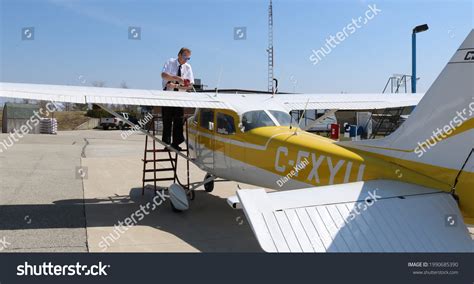 22 Refuel Cessna Images Stock Photos Vectors Shutterstock