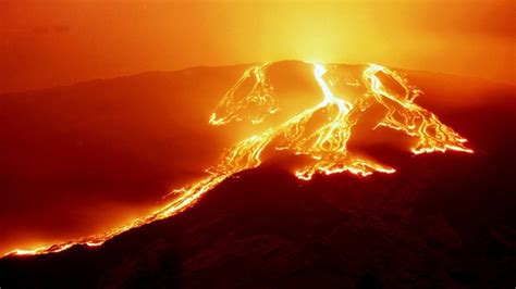 Island gehört zu den besonderen plätzen weltweit, wo diese kraft immer wieder hautnah spürbar ist. Ätna wieder aktiv - schön und angsteinflößend - Quarks ...
