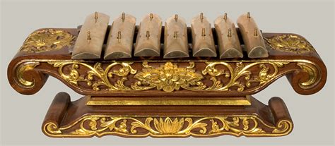 Alat musik sasando termasuk ke dalam jenis alat musik chordphone yaitu alat musik yang sumber bunyinya berasal dari dawai atau senar. Diamond: Alat Musik Idiophone