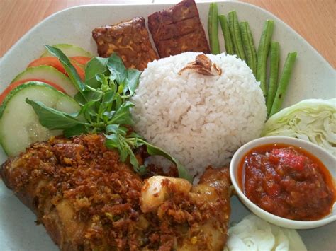 Nasi ayam memang menjadi kegemaran rakyat malaysia. Resipi Nasi Ayam Penyet Lazat dan Mudah! ~ Resipi Mudah Gila