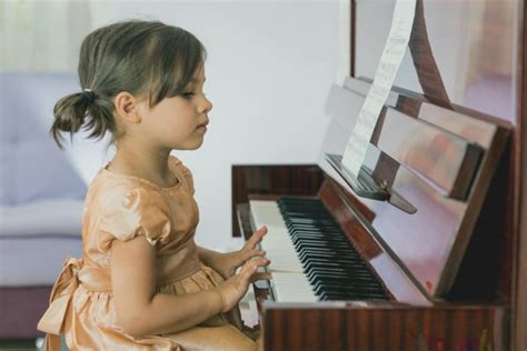 Girl Playing Piano — Stock Photo © Aoo8449 92104430