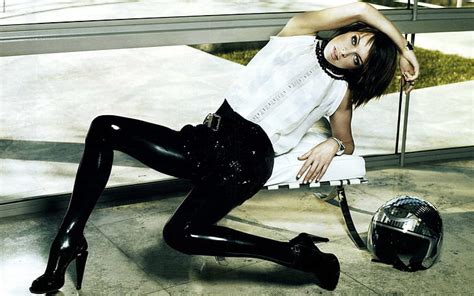 여배우 아가씨 갈색 머리 유명 인사 패션 여성 여자 jovovich 밀라 포즈 관능적 인 섹시 스타일