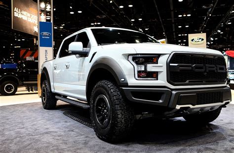 Hear The V8 Powered Ford F 150 Raptor Roar On The Road