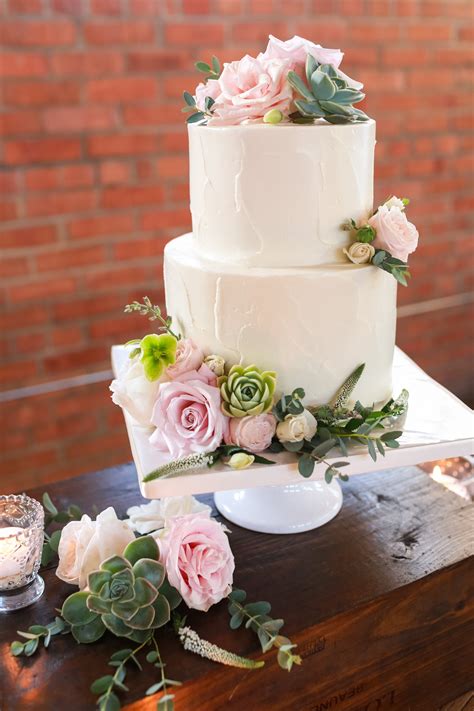 If you're looking to keep things simple or want a wedding cake but aren't fussed on several tiers, the single tier wedding cake might just be you! Simple Two-Tier Wedding Cake With Roses