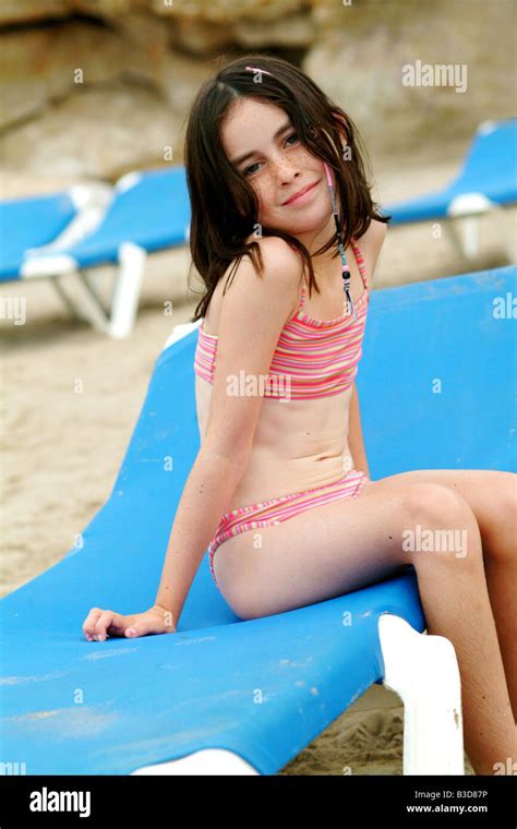 Una Niña De 10 Años Se Sienta En Una Tumbona En La Playa De Vacaciones De Verano Foto And Imagen