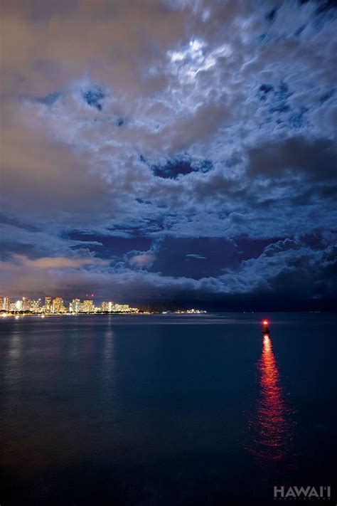 These Night Time Photos Of Honolulu Show You The Citys Quiet Beauty