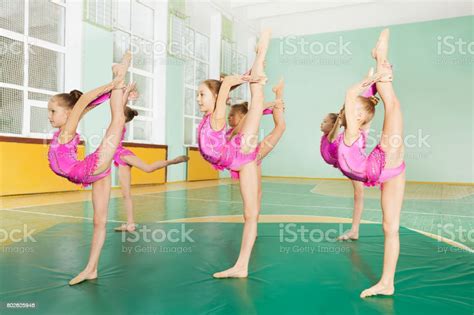 スポーツ ホールで体操の練習のプレティーンの女の子 体操競技のストックフォトや画像を多数ご用意 体操競技 子供 競争 Istock