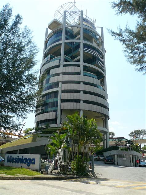 The aims of green rating tools are to enhance the environmental awareness in building practice and providing direction or guideline for the building industry toward achievement of sustainability in building development. Menara Mesiniaga - Ken Yeang | Sustentabilidade