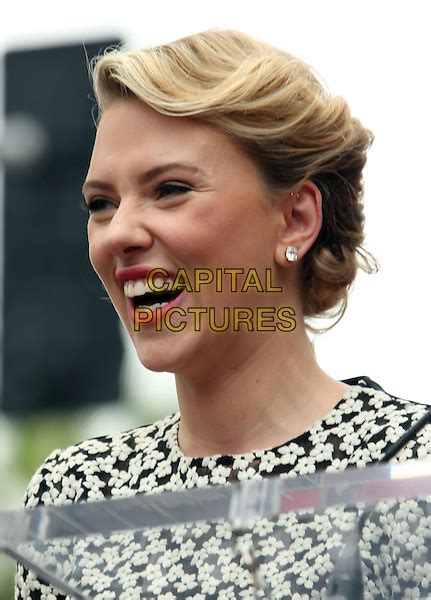 Scarlett Johansson Laughing Artist And World Artist News