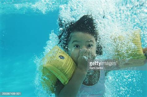 60 Meilleures Girl Underwater Holding Breath Photos Et Images Getty