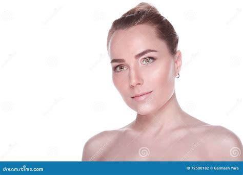 El Retrato De La Mujer Rubia De Los Hombros Desnudos Hermosos Con La