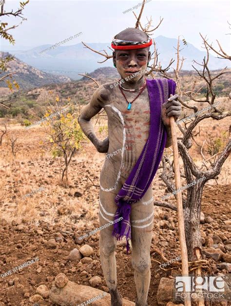 Garçon africain nude droit du passage Photos de femmes