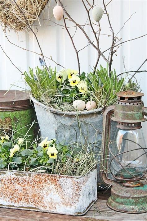 Wagenrad als kreative gartendeko für den bauerngarten. Garten dekorieren zu Ostern und fröhlich-festliche ...