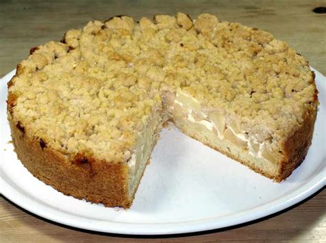 Denn als ich ihn das erste mal gebacken habe, konnte ich es nicht abwarten und wollte ihn, als er noch warm war, schon aus. Apfelkuchen mit Streusel Rezept, einfacher Mürbeteig ...