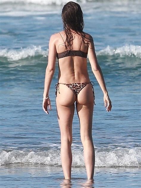 gisele bündchen stuns in skimpy bikini for beach shoot photos herald sun