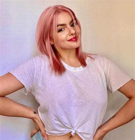 Ariel Winter Rocks Out In A Black Sabbath T Shirt As She Takes Care Of